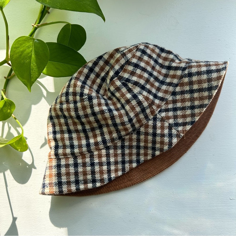 🍄 Old Navy Reversible Bucket Hat in Plaid/Cordouroy